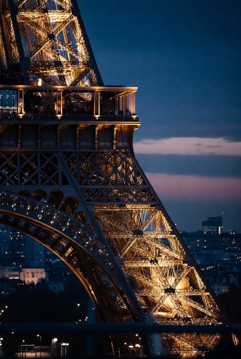 La Tour Eiffel illuminée de nuit, structure dorée sur ciel bleu nuit