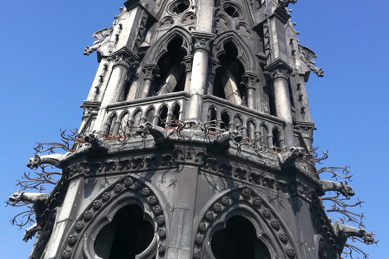 La flèche de Notre-Dame de Paris et ses statues, photographiée au drone avant l'incendie de 2019